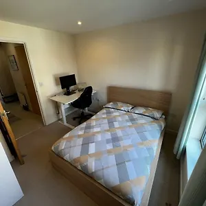 2 Bedroom Flat Next To Train Station & Gated Parking Apartment